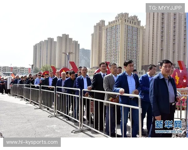 足球联赛因疫情防控出台观众入场新规，足协门口抗议